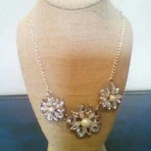 Clear flower pearl bib necklace
